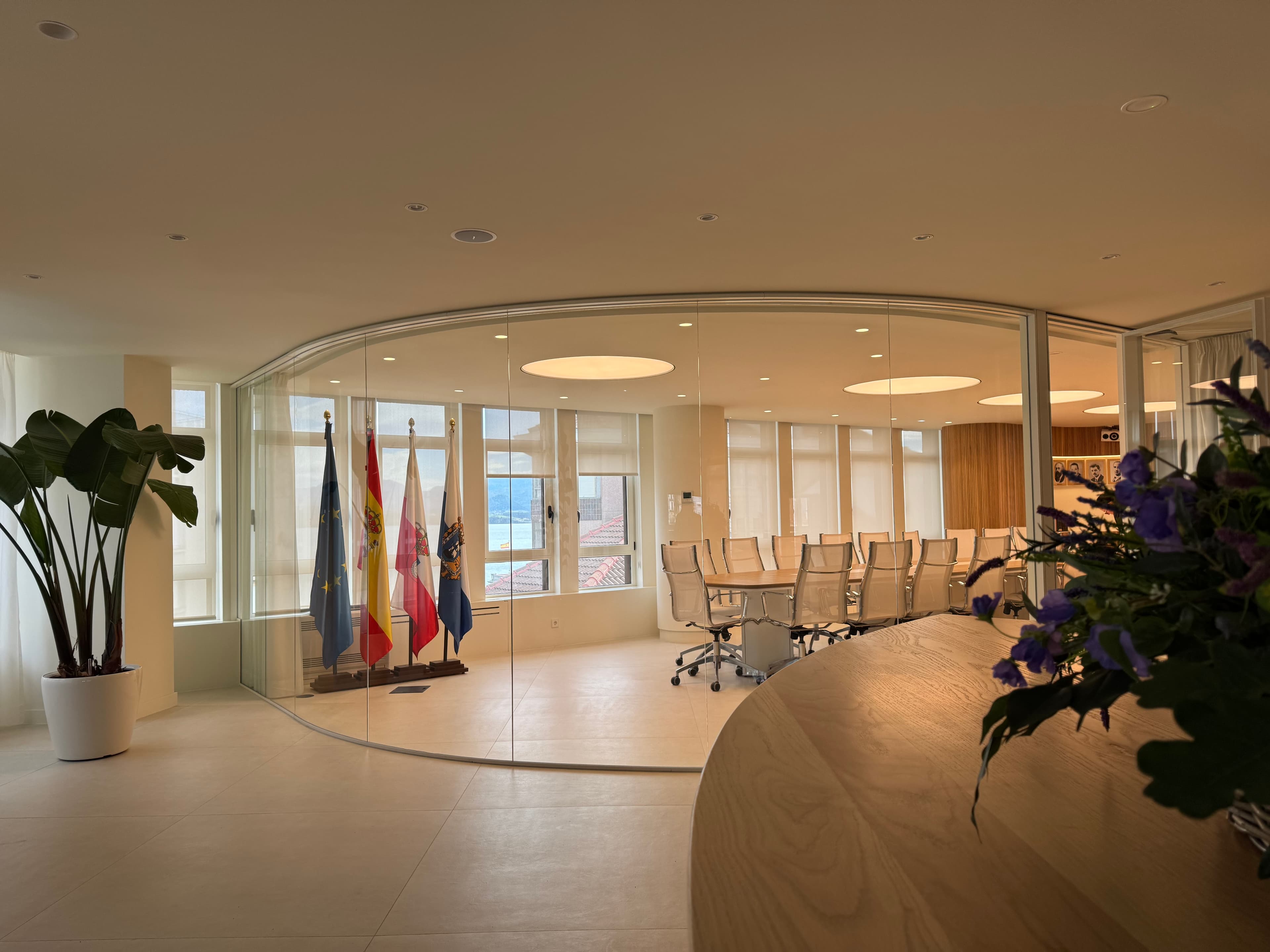 Sala de reuniones con banderas en la sede del Colegio Oficial de Farmacéuticos de Cantabria